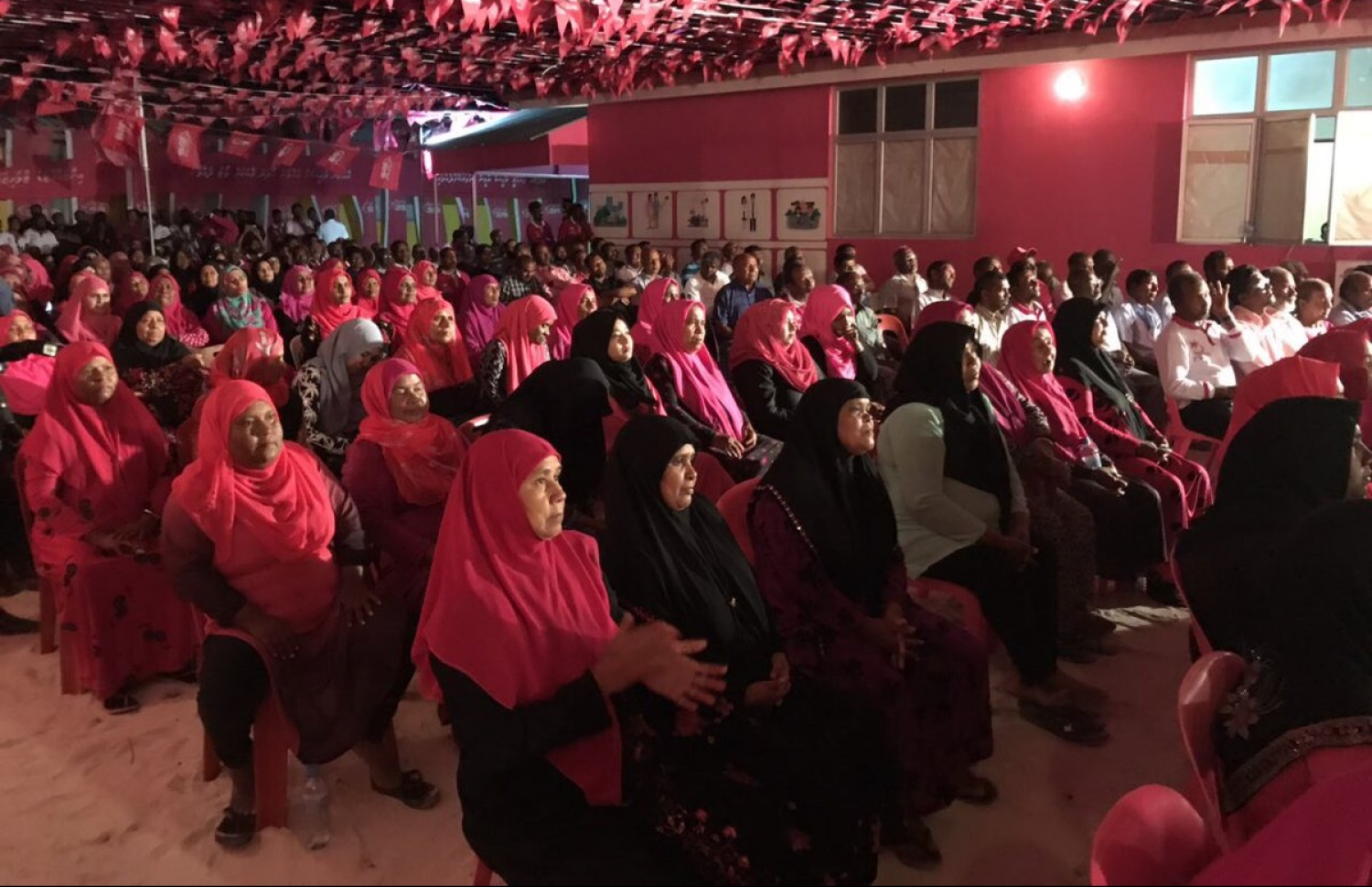 ދުވާފަރުގައި މިރޭ ބޭއްވި ޖަލްސާގައި އެ ރަށުގެ ބަޔަކު ބައިވެރިވަނީ. -