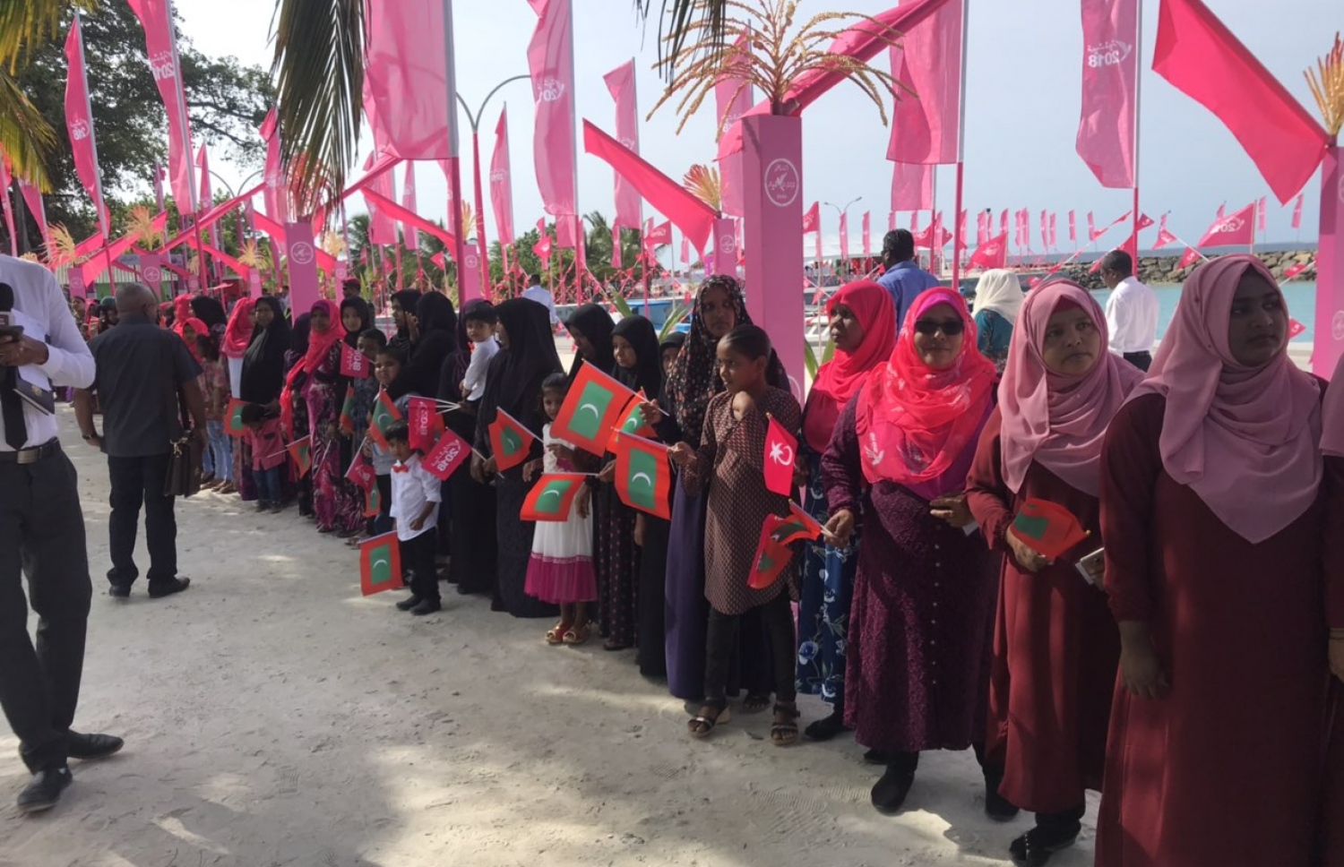ރައީސް ޔާމީން މިއަދު ރ. އިންނަމާދު އަށް ވަޑައިގަތުމުން އެ މަނިކުފާނަށް މަރުހަބާ ދަންނަވަން ނުކުތް ބައެއް މީހުން. - ފޮޓޯ: ރައީސް އޮފީސް