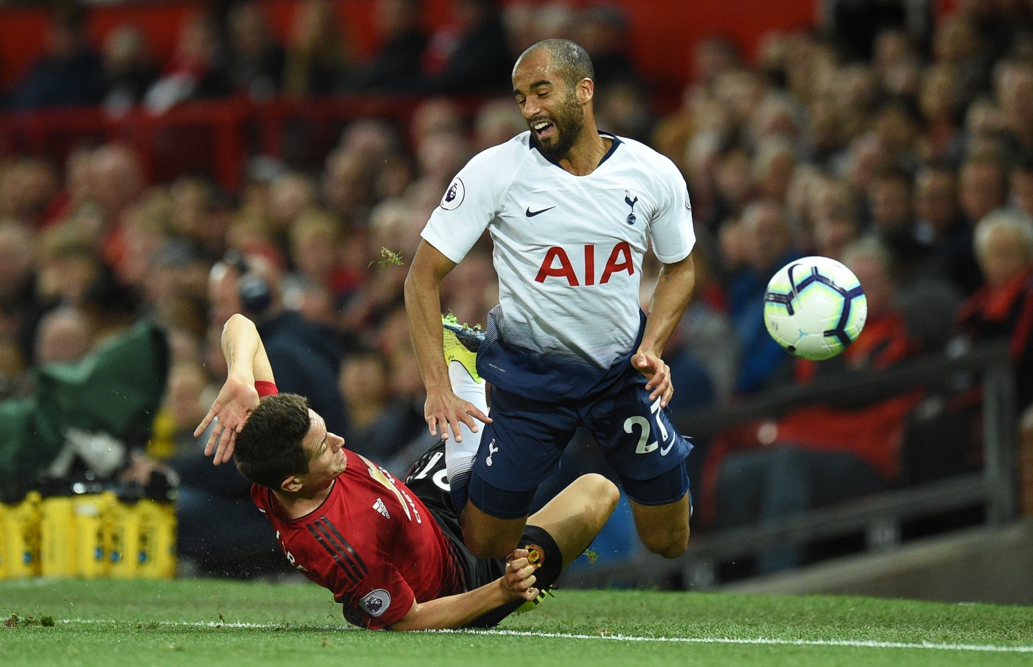 ޓޮޓެންހަމްގެ ލޫކަސް މޯރާ (ކ) އަތުން ބޯޅަ ހޯދަން ޔުނައިޓެޑުގެ ހެރޭރާ މަސައްކަތްކުރަނީ. --ފޮޓޯ: އޭއެފްޕީ