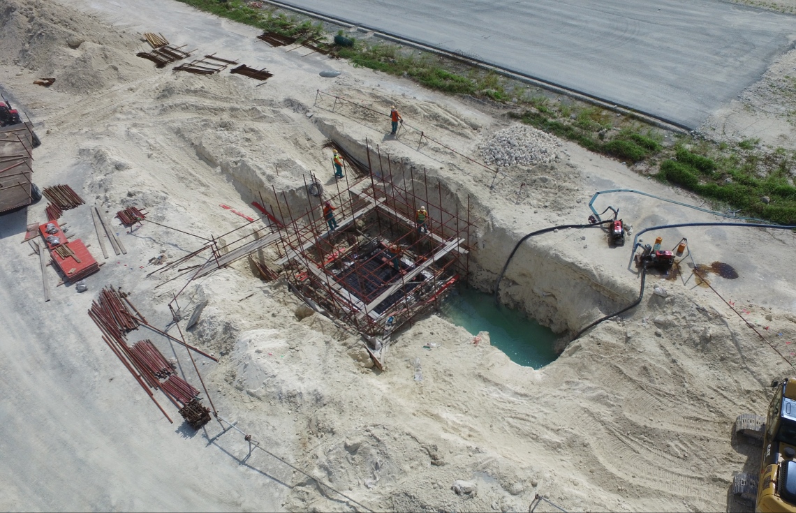 ހުޅުލެ: އޯގަސްޓް 28، 2018- ވެލާނާ އިންޓަނޭޝަނަލް އެއާޕޯޓުގައި ހަދާ އާ ރަންވޭގެ މަސައްކަތް ނިންމުމަށްޓަކައި، ތެޔޮ ހޮޅި ލައިންގެ ވޭލް ޕްލާންޓް ބަހައްޓާ ތަނުގެ މަސަތްކަތް ކުރިއަށް ގެންދަނީ.-- ފޮޓޯ: އެމްއޭސީއެލް