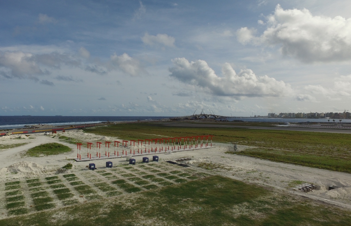 ހުޅުލެ: އޮގަސްޓް 28، 2018- ވެލާނާ އިންޓަނޭޝަނަލް އެއާޕޯޓުގައި ހަދަމުން އަންނަ އާ ރަންވޭގެ އެއްކޮޅުގައި ޖަަހާފައިވާ އައިއެސްއެލް.---ފޮޓޯ: އެމްއޭސީއެލް