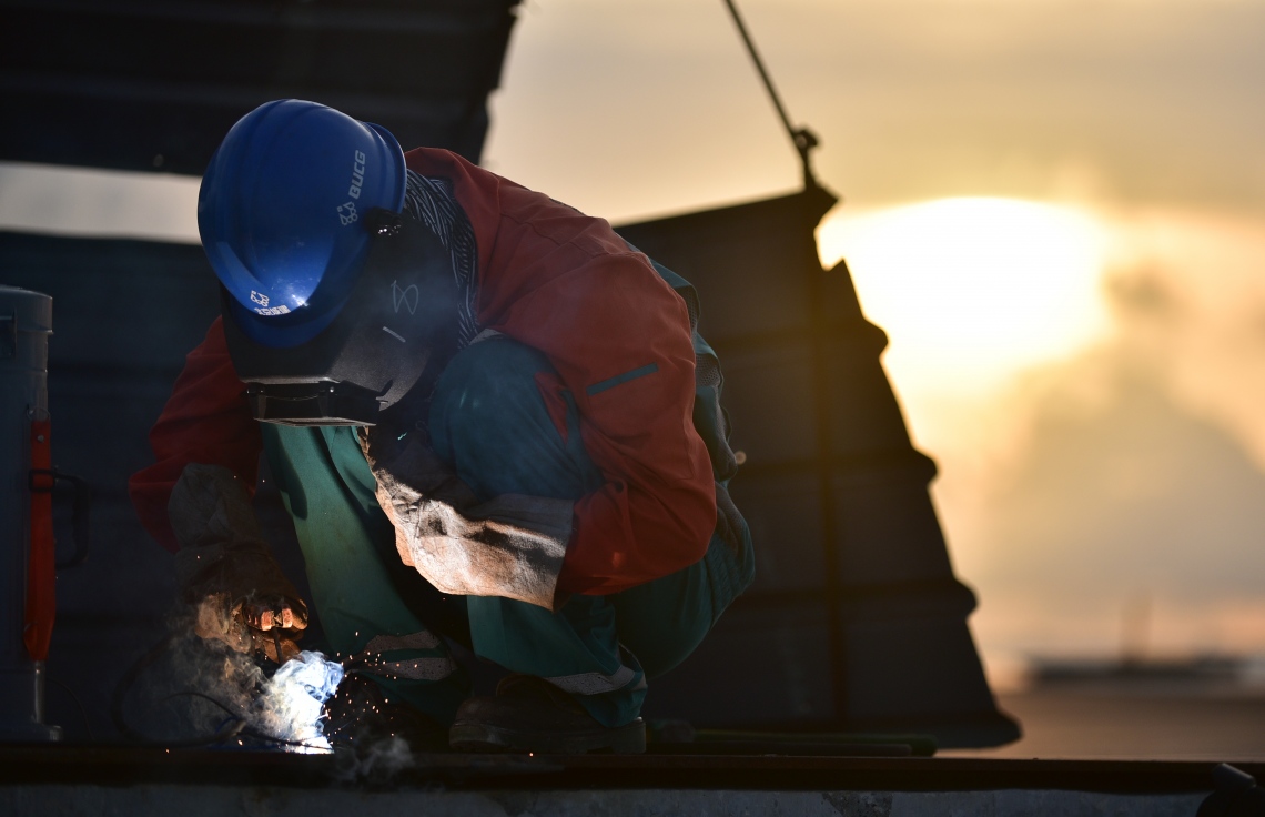 ހުޅުލެ: އޮގަސްޓް 28، 2018- ވެލާނާ އިންޓަނޭޝަނަލް އެއާޕޯޓުގައި ގާއިމްކުރާ އާ ތެޔޮ ޓޭންކުގެ މަތީ ކައިރިމަތީގެ ދަގަނޑު ބެއްދުމުގެ މަސަތްކަތް ކުރިއަށް ގެންދަނީ.---ފޮޓޯ: އަހުމަދު ނިޝާތު/މިހާރު