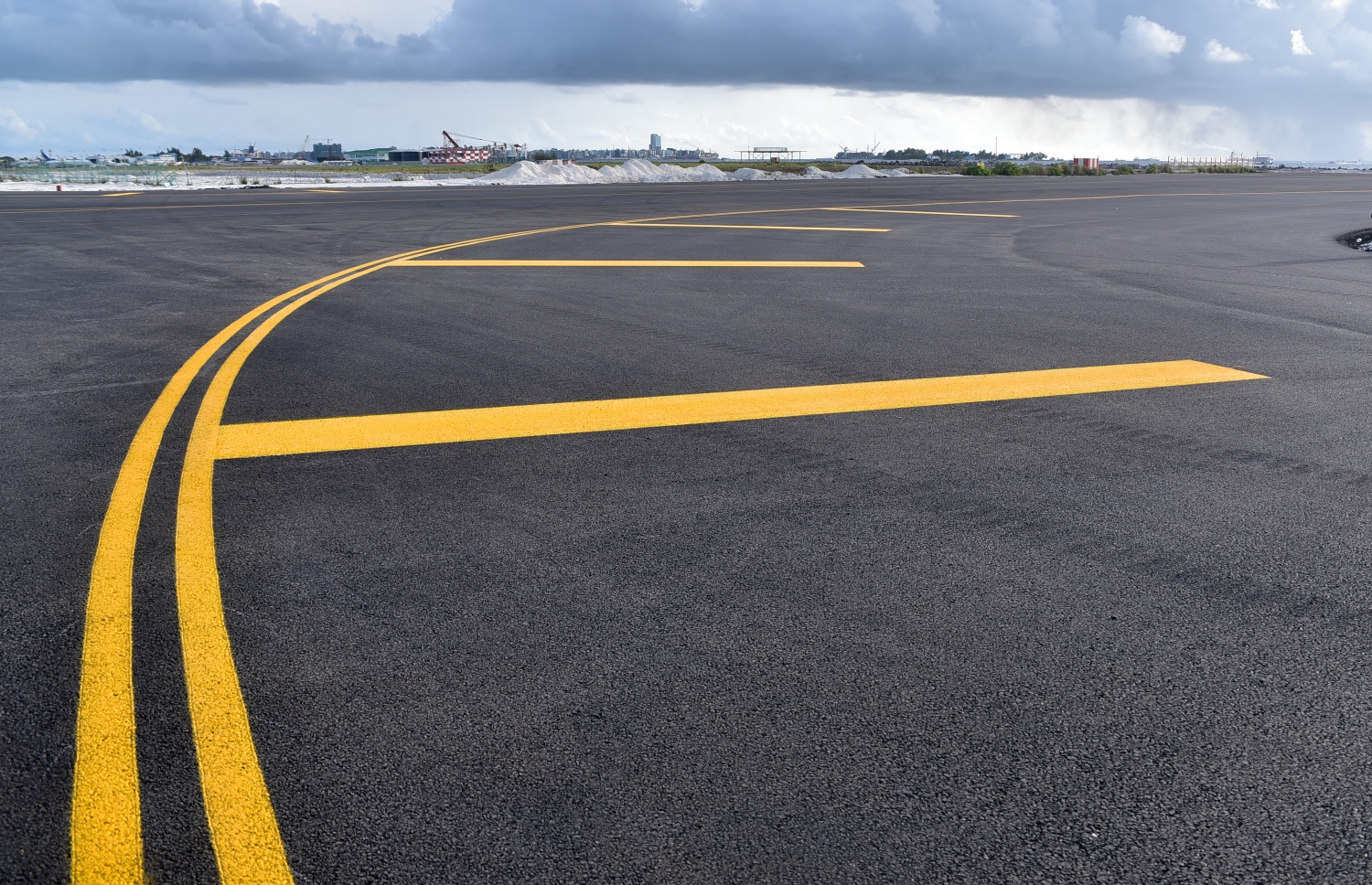 ވެލާނާ އިންޓަނޭޝަނަލް އެއާޕޯޓުގައި ހެދި އާ ރަންވޭ. މި ރަންވޭ މި މަހުގެ 18 ވަނަ ދުވަހު ހުޅުވަން ވަނީ ތައްޔާރުވެފައި.:.-- ފޮޓޯ:އަހުމަދު ނިޝާތު