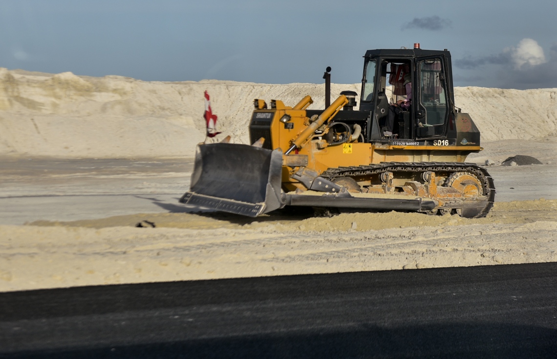 ހުޅުލެ: އޮގަސްޓް 28، 2018- ވެލާނާ އިންޓަނޭޝަނަލް އެއާޕޯޓުގައި ހަދާފައިވާ އާ ރަންވޭ ކައިރިން ފަސްގަނޑު އެއްވަރު ކުރަނީ.---ފޮޓޯ: އަހުމަދު ނިޝާތު/މިހާރު