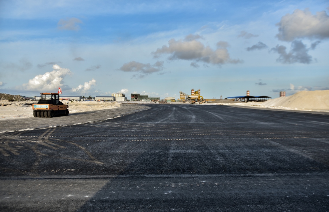 ހުޅުލެ: އޮގަސްޓް 28، 2018- ވެލާނާ އިންޓަނޭޝަނަލް އެއާޕޯޓުގައި ހަދާފައިވާ އާ ރަންވޭ. އަންނަ މަހުގެ ކުރީކޮޅު މި ރަންވޭއަށް ޓެސްޓް ފްލައިޓު ޖައްސާނެ ކަމަށް އެމްއޭސީއެލުން ބުނޭ---ފޮޓޯ: އަހުމަދު ނިޝާތު/މިހާރު