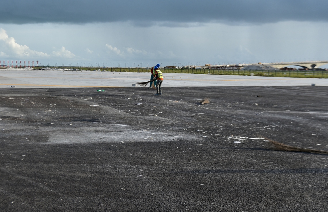 ހުޅުލެ: އޮގަސްޓް 28، 2018- ވެލާނާ އިންޓަނޭޝަނަލް އެއާޕޯޓުގައި ހަދާފައިވާ އާ ރަންވޭގެ މަސައްކަތް ކުރަނީ: އަންނަ މަހުގެ ކުރީކޮޅު މި ރަންވޭއަށް ޓެސްޓް ފްލައިޓު ޖައްސާނެ ކަމަށް އެމްއޭސީއެލުން ބުނޭ---ފޮޓޯ: އަހުމަދު ނިޝާތު/މިހާރު