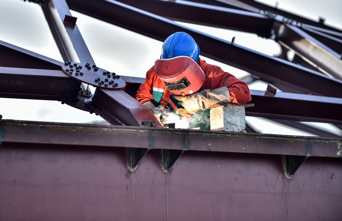 ހުޅުލެ: އޮގަސްޓް 28، 2018- ވެލާނާ އިންޓަނޭޝަނަލް އެއާޕޯޓުގައި ގާއިމު ކުރާ ފިއުލް ޓޭންކެއްގެ މަސައްކަތް ކުރިއަށް ގެންދަނީ: ފިއުލް ޓޭންކްތައް ކުރިއަށް އޮތް ހަ މަސް ދުވަހުގެ ތެރޭގައި ނިމޭނެ ކަމަށް އެމްއޭސީއެލުން ބުނޭ.---ފޮޓޯ: އަހުމަދު ނިޝާތު/މިހާރު