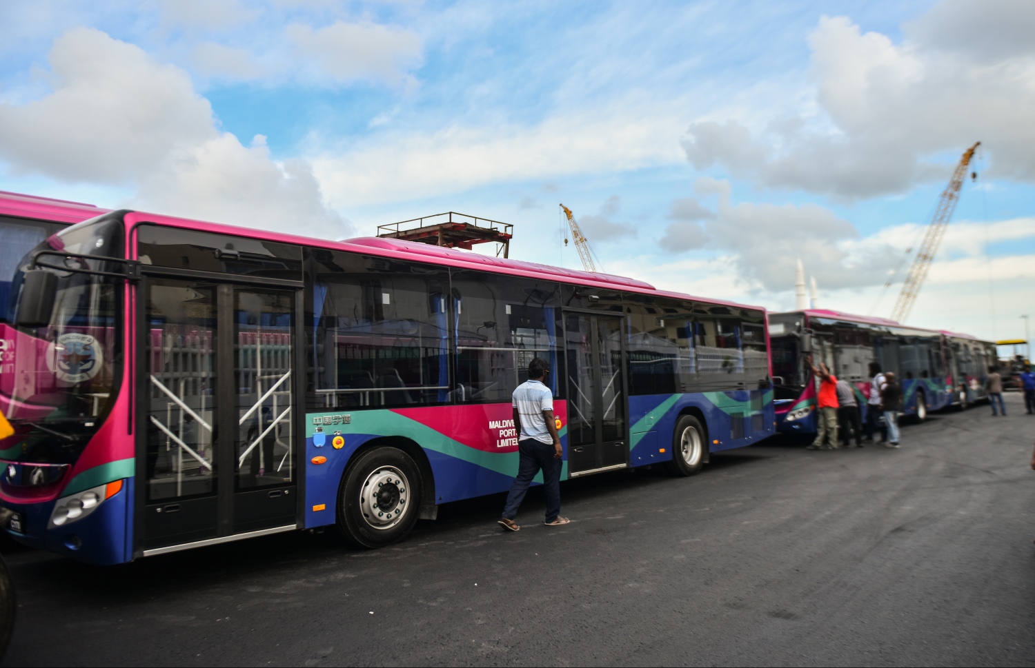 ބްރިޖްގެ ބަސް ދަތުރުތަކަށް އެމްޕީއެލް އިން ގެނެސްފައިވާ ބަސްތަކެއް -- ފޮޓޯ: އަހުމަދު ނިޝާތު /މިހާރު