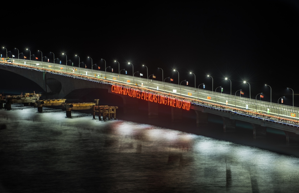 އޮގަސްޓް 29، 2018- ޗައިނާގެ އެހީތެރިކަމާ އެކު ހަދާފައިވާ މާލެ-ހުޅުމާލެ ބްރިޖު ރޭގަނޑު ދިއްލާފައިވާއިރު ދުރުން ފެންނަ ގޮތް: މިއީ ރައީސް ޔާމީންގެ ސަރުކާރުން ހިންގި ތަރައްގީގެ، އެންމެ މުހިންމު އެއް މަޝްރޫއު.---ފޮޓޯ: ނިޝާން އަލީ/މިހާރު