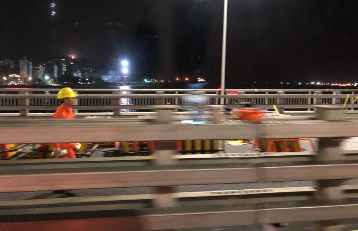 އޮގަސްޓް 29، 2018- ޗައިނާގެ އެހީތެރިކަމާ އެކު ހަދާފައިވާ މާލެ-ހުޅުމާލެ ބްރިޖު ރޭގަނޑު ދިއްލާފައިވާއިރު، މަސައްކަތު މީހަކު ހިނގާފައި ދަނީ: މާދަމާ ރޭ ބްރިޖު ރަސްމީކޮށް ހުޅުވި ނަމަވެސް ދުއްވާ އެއްޗިއްސަށް ބޭނުން ކުރަން ފަށާނީ ސެޕްޓެމްބަރު 7 ގައި.---ފޮޓޯ: ޖަމީލް/މިހާރު