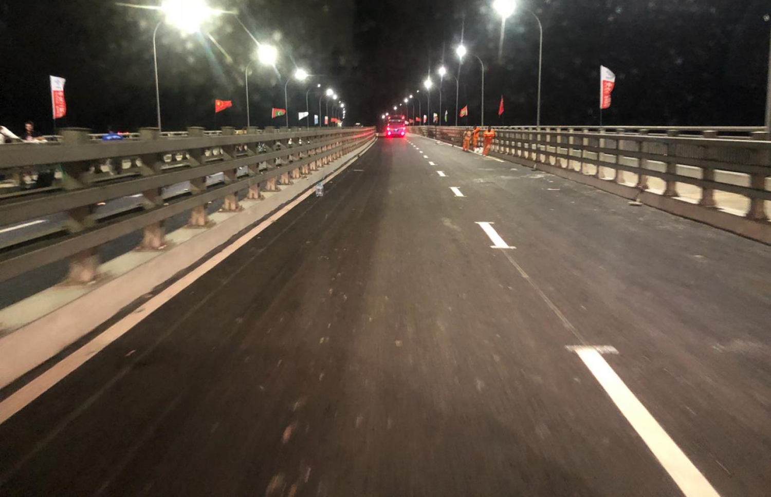 މާލެ އާއި ހުޅުލެއާ ދެމެދު އަޅާފައިވާ ސިނަމާލެ ބްރިޖު ރޭގަނޑު ދިއްލާފައި