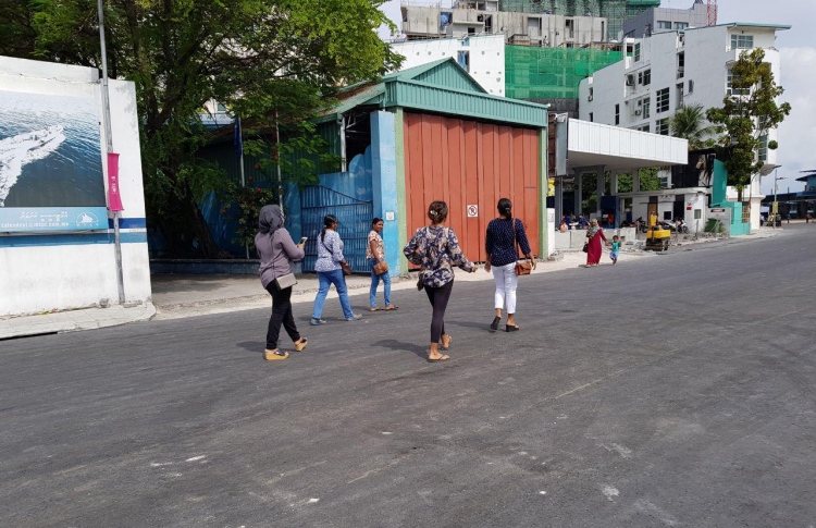 ބްރިޖާ ގުޅޭ މާލޭގެ ބޮޑު މަގުގައި ތާރު އަޅައިފި