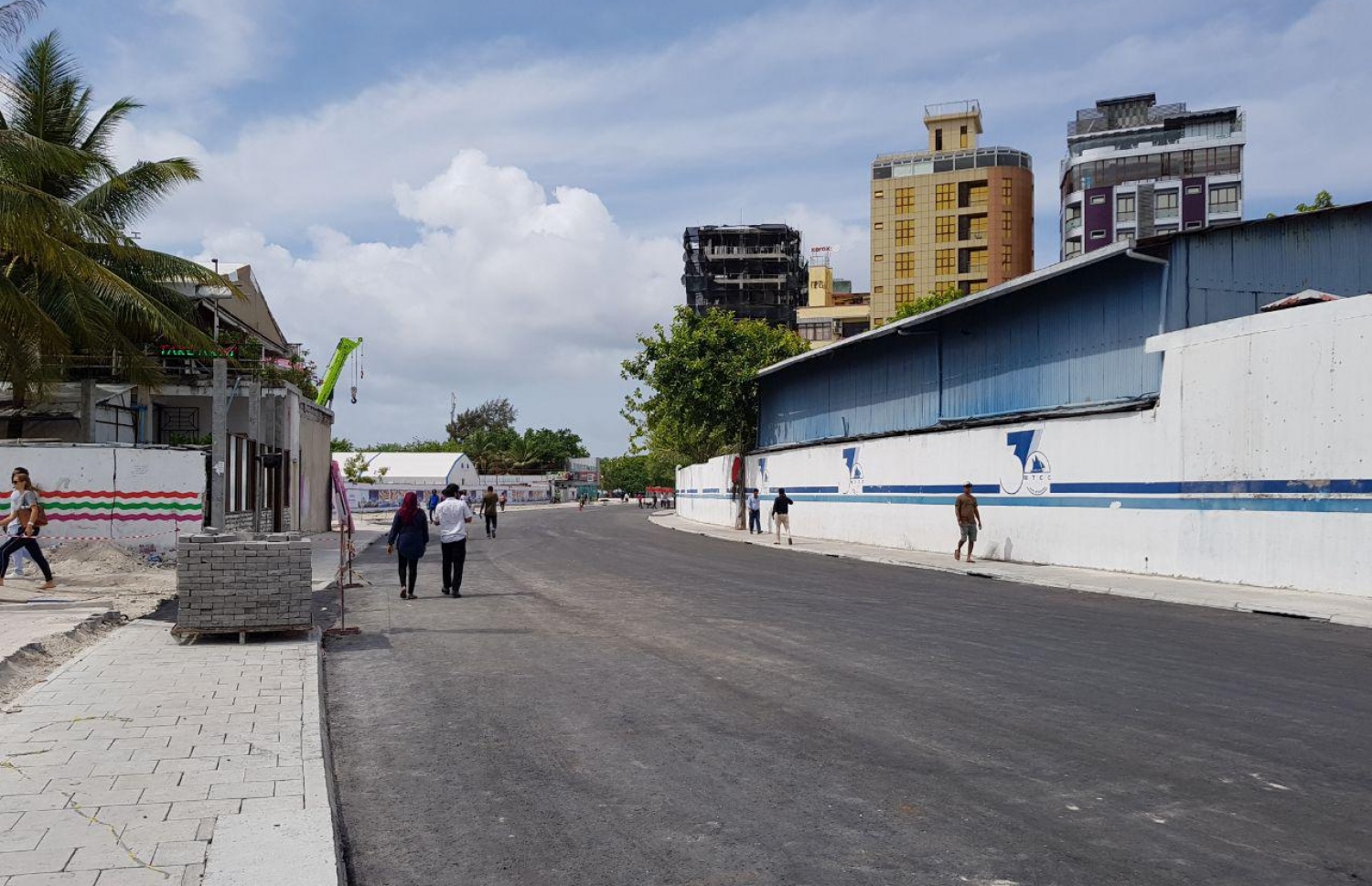 ބްރިޖާ ގުޅޭ ބޮޑުތަކުރުފާނު މަގުގައި ތާރުއަޅައި ނިންމާފައިވާއިރު، އެ މަގުން މިއަދު ހެނދުނު ބަޔަކު ހިނގާފައި ދަނީ.---ފޮޓޯ: އަހުމަދު އަބްދުﷲ ސައީދު/މިހާރު