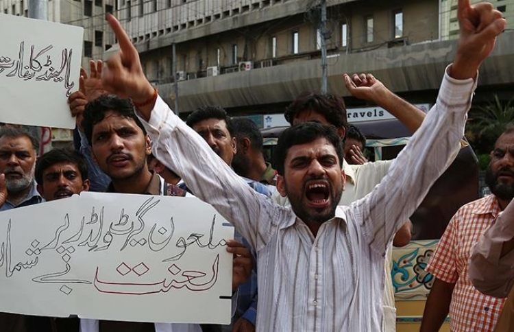 ނެދަލެންޑްސްއާ ގުޅުން ކަނޑާލަން އެދި ޕާކިސްތާން މީހުން މަގުތަކަށް