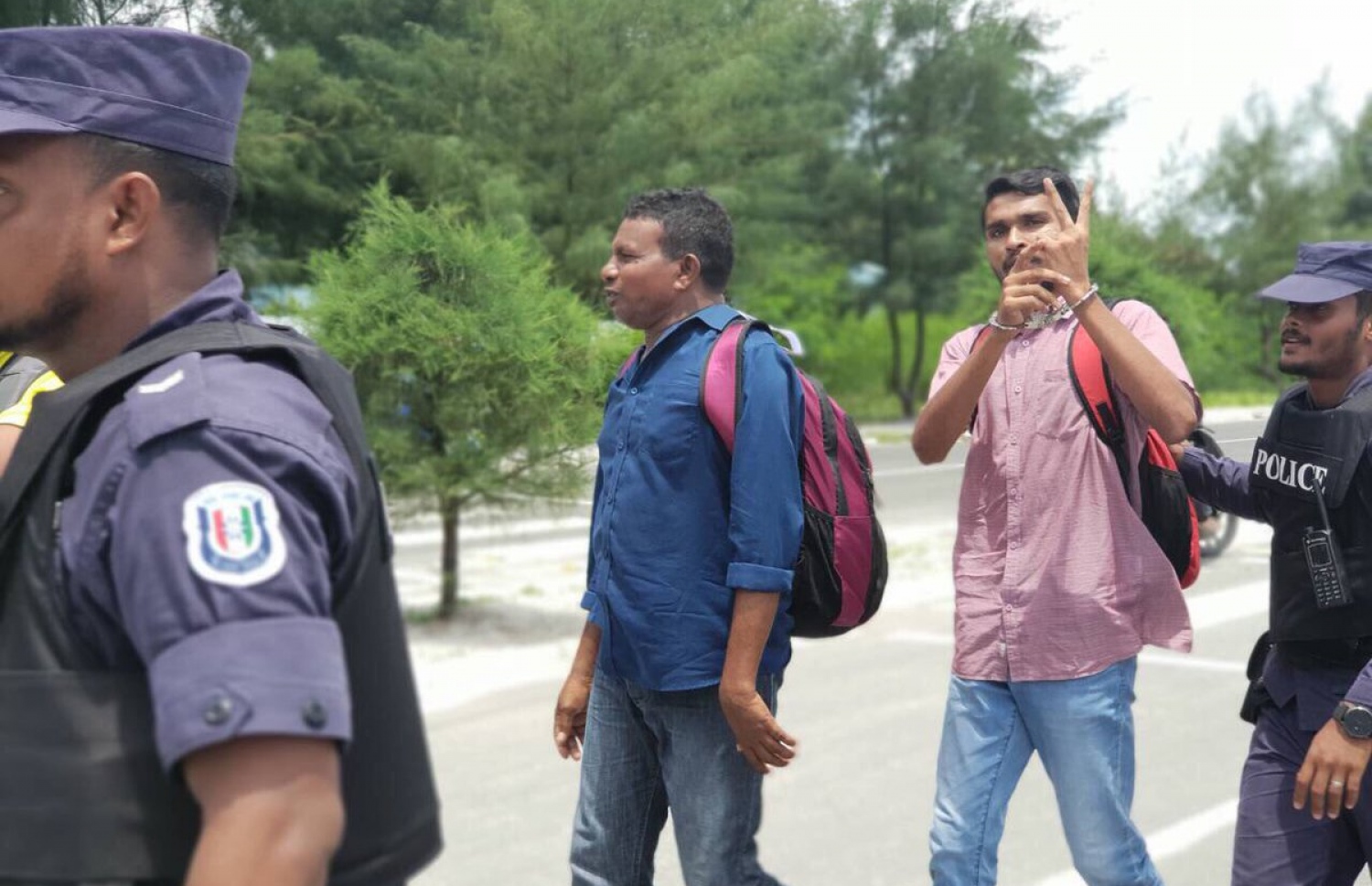 ޕީޕީއެމްގެ ޖަގަހައަށް ހަމަލާދީގެން ކޮލަމާފުށިން ހައްޔަރު ކުރި މީހުން--- ފޮޓޯ: އެމްޑީޕީ