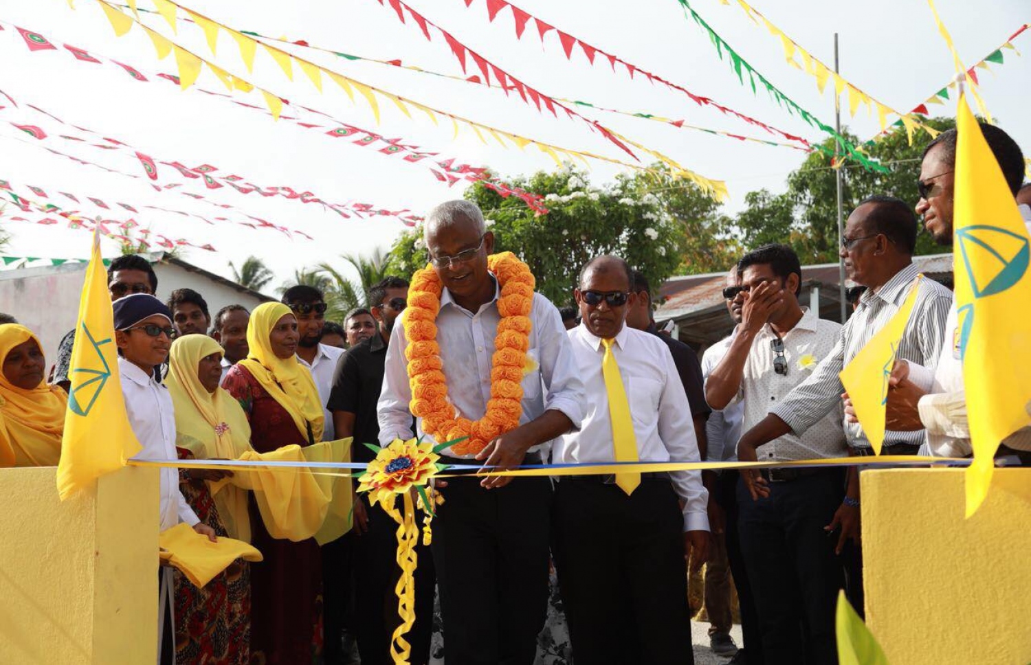 އިބޫ މިއަދު ފިޔޯރީއަށް ވަޑައިގެން، އެ ރަށުގައި ހެދި އެމްޑީޕީގެ ޖަގަހައެއް ހުޅުއްވައިދެއްވަނީ. - ފޮޓޯ: އެމްޑީޕީ