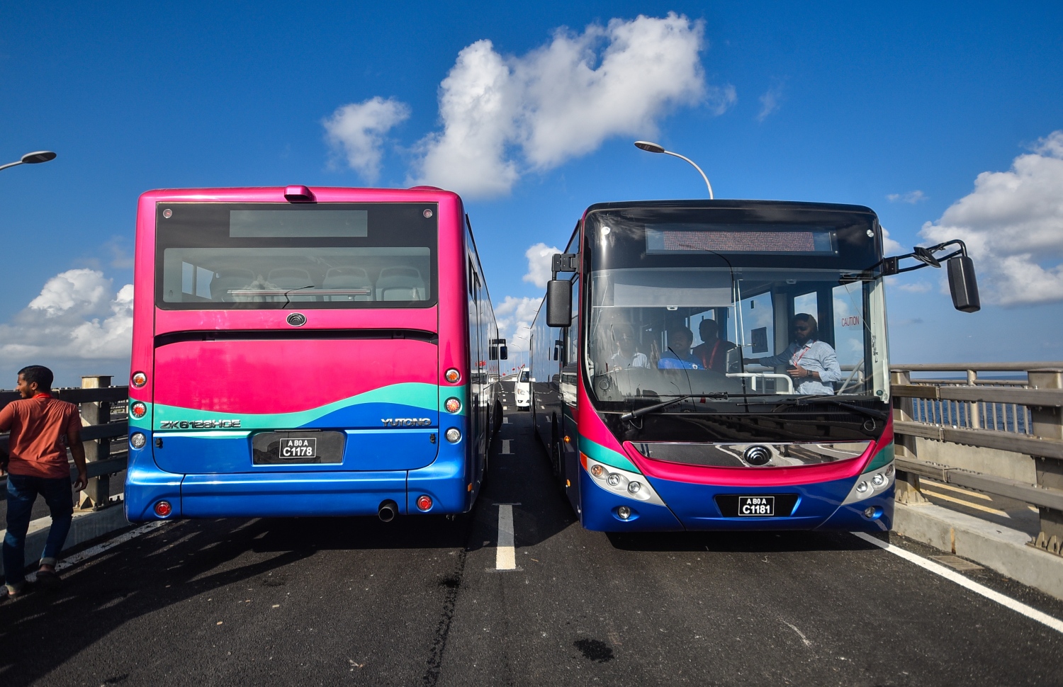 މާލެ އާއި ހުޅުލެއާ ދެމެދު އަޅާފައިވާ ސިނަމާލެ ބްރިޖުގައި ދުއްވާ 2 ބަހެއް ދަތުރުގައި. މާލޭގައި ވެސް ބަސް ދަތުުރުތައް ފެށުމަށް ވަނީ ނިންމާފައި.---ފޮޓޯ: ހުސައިން ވަހީދު/މިހާރު