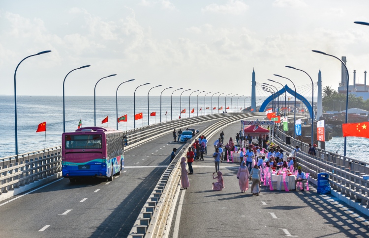 ބްރިޖުގެ ދެ ފަރާތުގައިވާ ލޭން، ހިނގުމަށާއި ދުވުމަށް