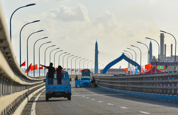 ދަތުރުކުރުމުގެ ފީ: ބްރިޖާ ގުޅިފައިވާ މިހާރުގެ ބަހުސް