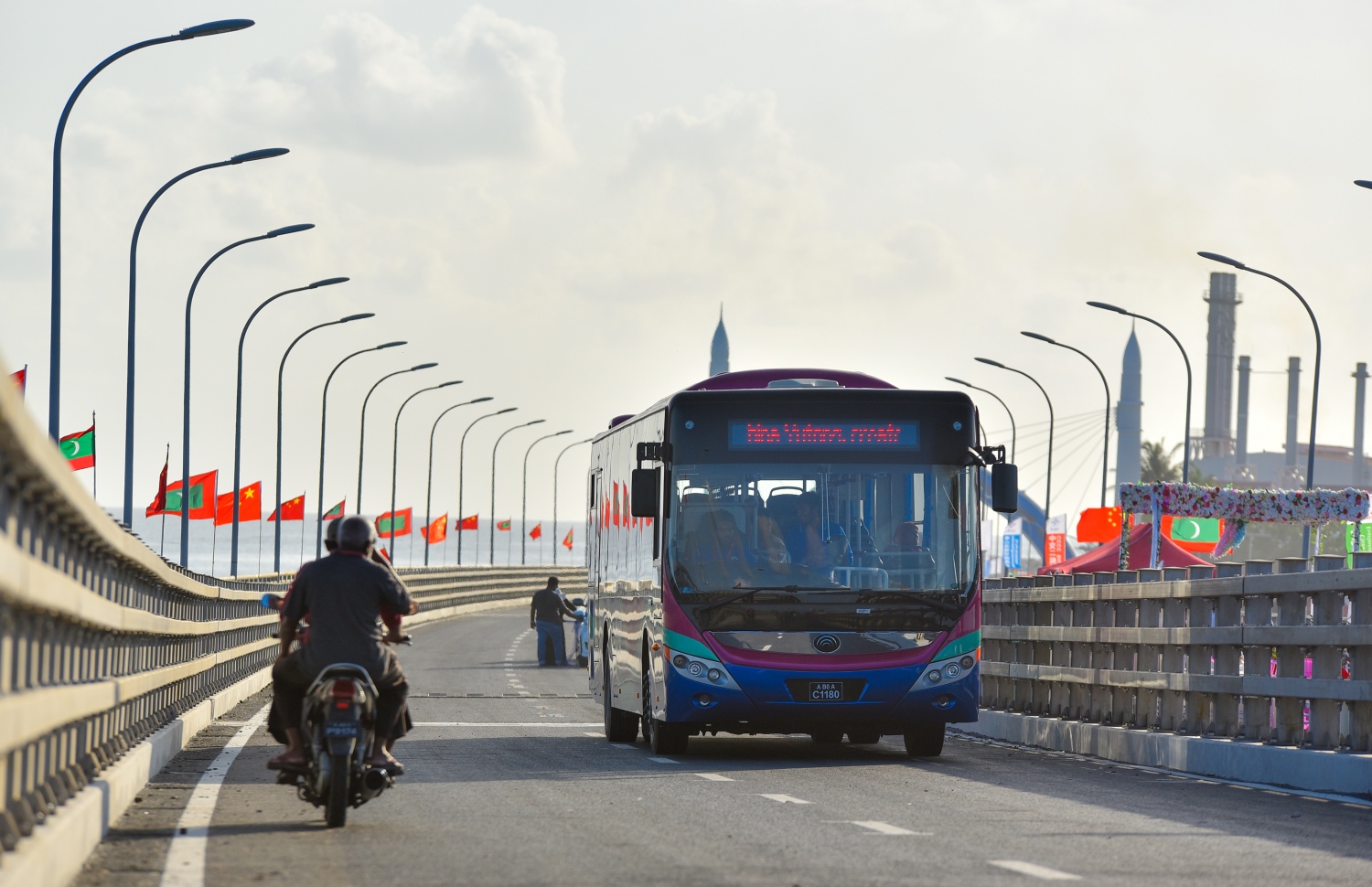 ސިނަމާލެ ބްރިޖުގައި އެމްޕީއެލްގެ ބަހެއް ދުއްވާފައި ދަނީ: އެ ކުންފުނިން ބުނީ ރަސްމީކޮށް ދަތުރުތައް ފަށަން ދެން ދަތުރުތައް ހިލޭކުރާ ގޮތަށް ހަމަޖައްސާފައިވާ ކަމަށް. ---ފޮޓޯ: ހުސައިން ވަހީދު/މިހާރު