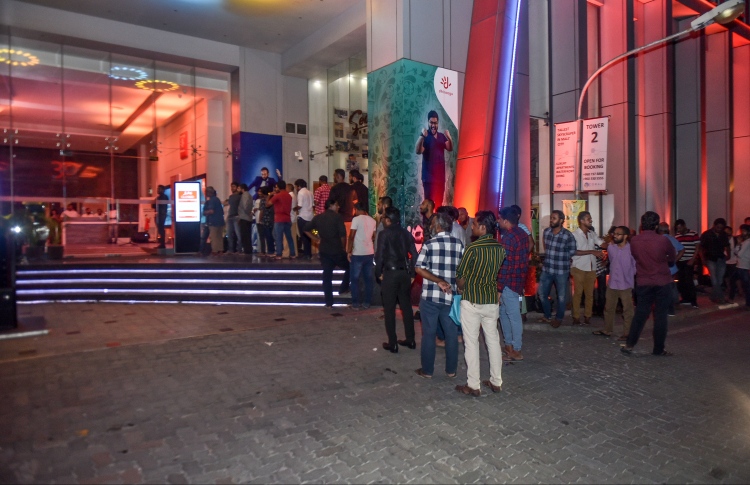 ދިރާގުން އެންމެ ފަހުގެ އައިފޯނު މާދަމާ ދޫކުރަނީ