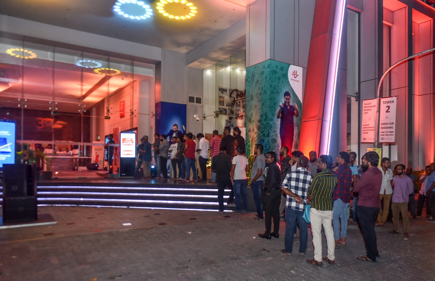 ސެމްސަންގުގެ އެންމެ ފަހުގެ ފޯނު، ގެލެކްސީ ނޯޓް 9 ގަންނަން ގިނަ އަދަދެއްގެ ބަޔަކު ދިރާގުގެ ހެޑް އޮފީހުގެ ބޭރުގައި ކިޔޫ ހަދާފައި. ފޮޓޯ: އަހުމަދު ނިޝާތު/ މިހާރު