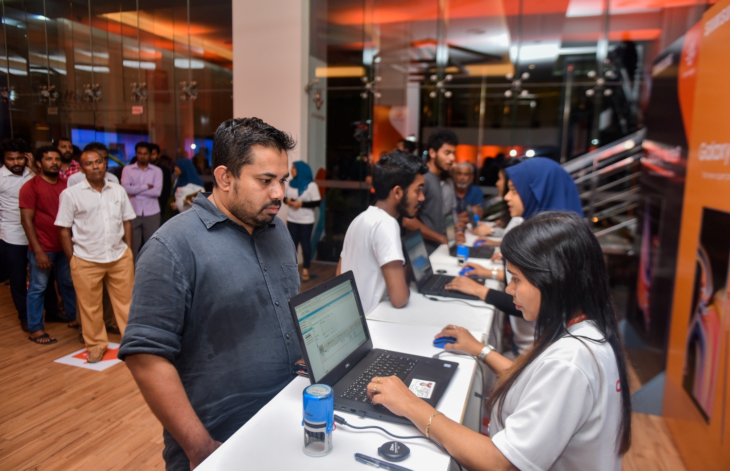 ސެމްސަންގުގެ އެންމެ ފަހުގެ ފޯނު، ގެލެކްސީ ނޯޓް 9 ކަސްޓަމަރުންނަށް މިރޭ ވިއްކަނީ. ފޮޓޯ: އަހުމަދު ނިޝާތު/ މިހާރު