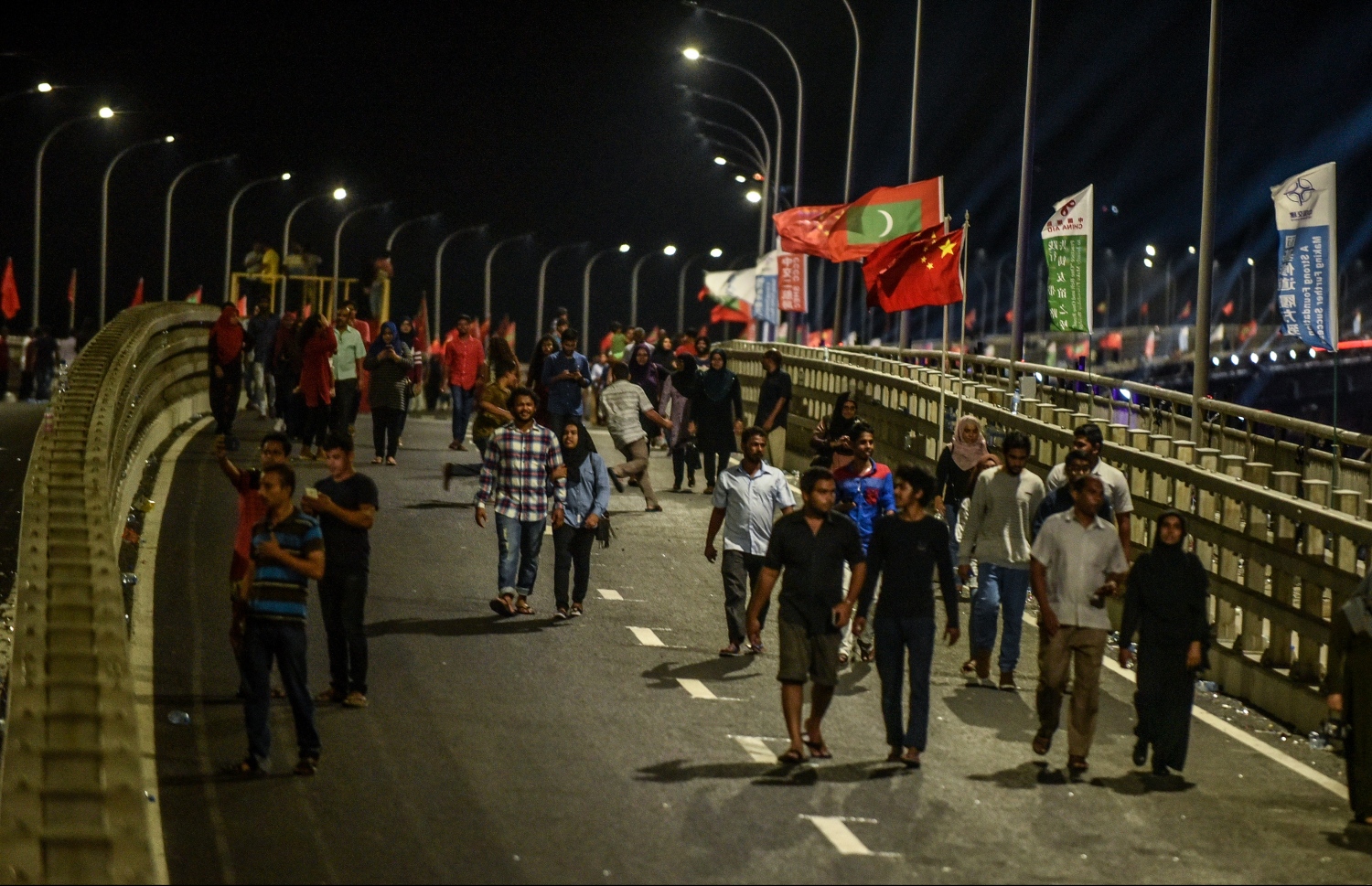 ބްރިޖު ބަލާލަން ބަޔަކު ހިނގާލަނީ-- ފޮޓޯ: މިހާރު