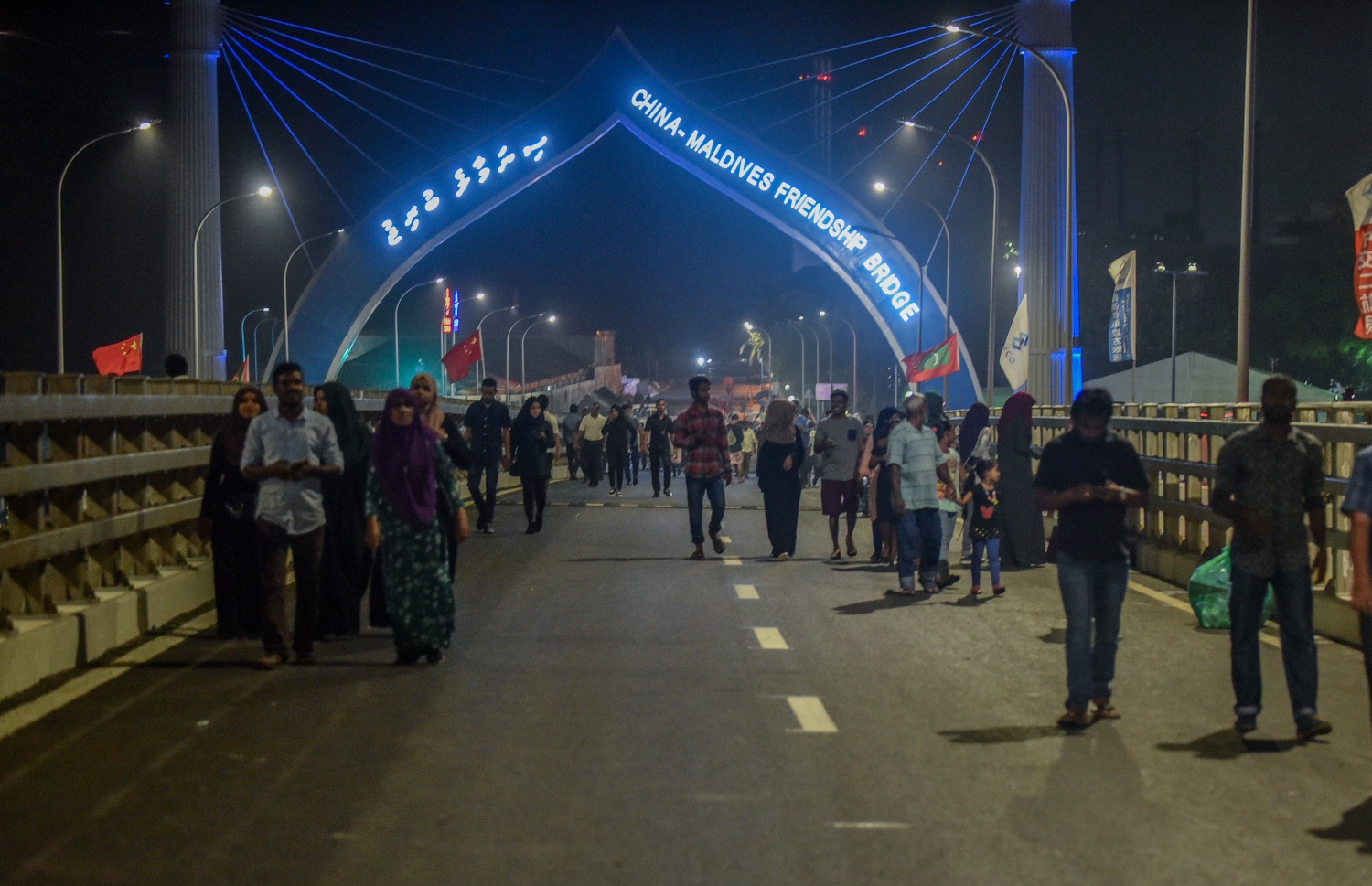 ބްރިޖު ބަލާލުމަށް ގިނަ ބަޔަކު އެއްވެފައި-- ފޮޓޯ: މިހާރު