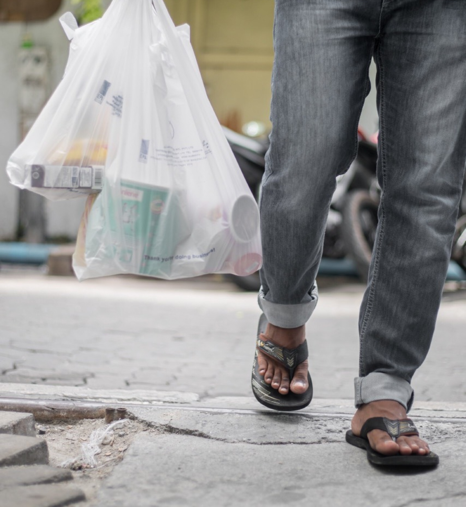 މީހަކު ބާޒާރުކޮށްގެން ޕްލާސްޓިކް ކޮތަޅުގައި މުދާ ގެންދަނީ: ކޮތަޅަކުން 2ރ. ނަގަން ފެށުމުން ރައްޔިތުންގެ ޝަކުވާ ބޮޑުވި. --ފައިލް ފޮޓޯ