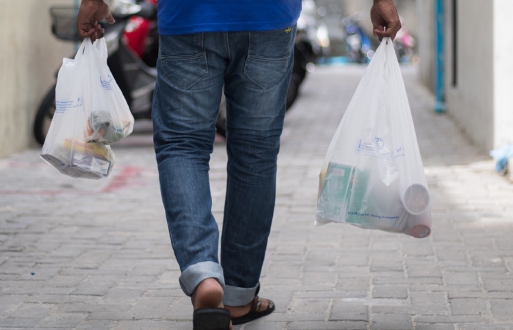 ޕްލާސްޓިކް ކޮތަޅަކުން ދެ ރުފިޔާ ނަގަން ފާސްކޮށްފި