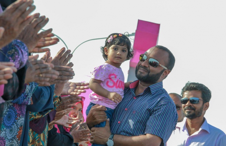 "އަޒުމަށް ބަދަލެއް ނާދެ، ހިދުމަތުގައި ދެމިހުންނާނަން"