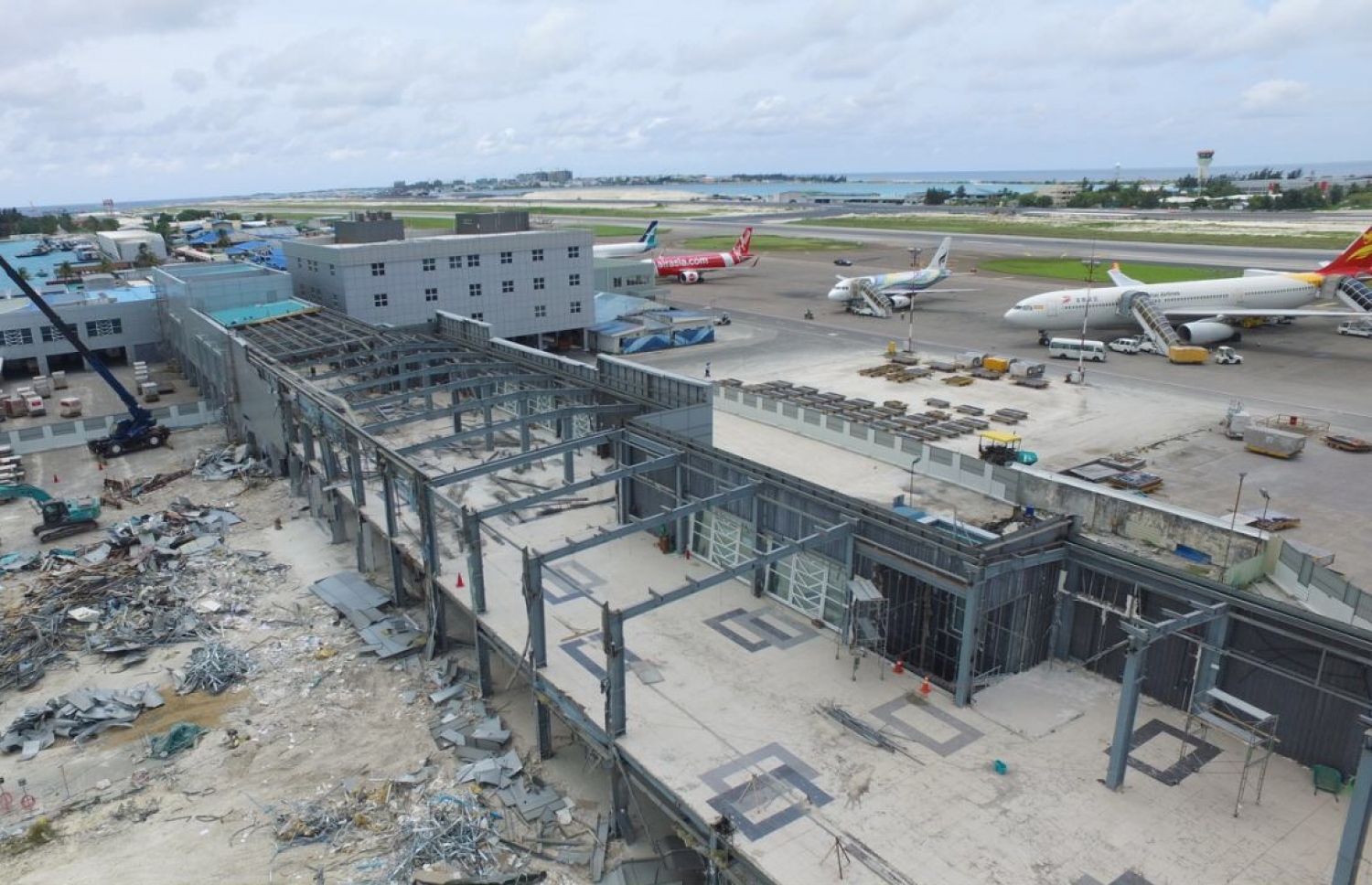 ވެލާނާ އެއާޕޯޓުގެ އިންޓަނޭޝަނަލް ޓާމިނަލްގެ ބައެއް ގޭޓްތަކާއި އެއާލައިން އޮފީސްތައް ހުރި ތަން ތަޅާލާފައި.---ފޮޓޯ: އެމްއޭސީއެލް