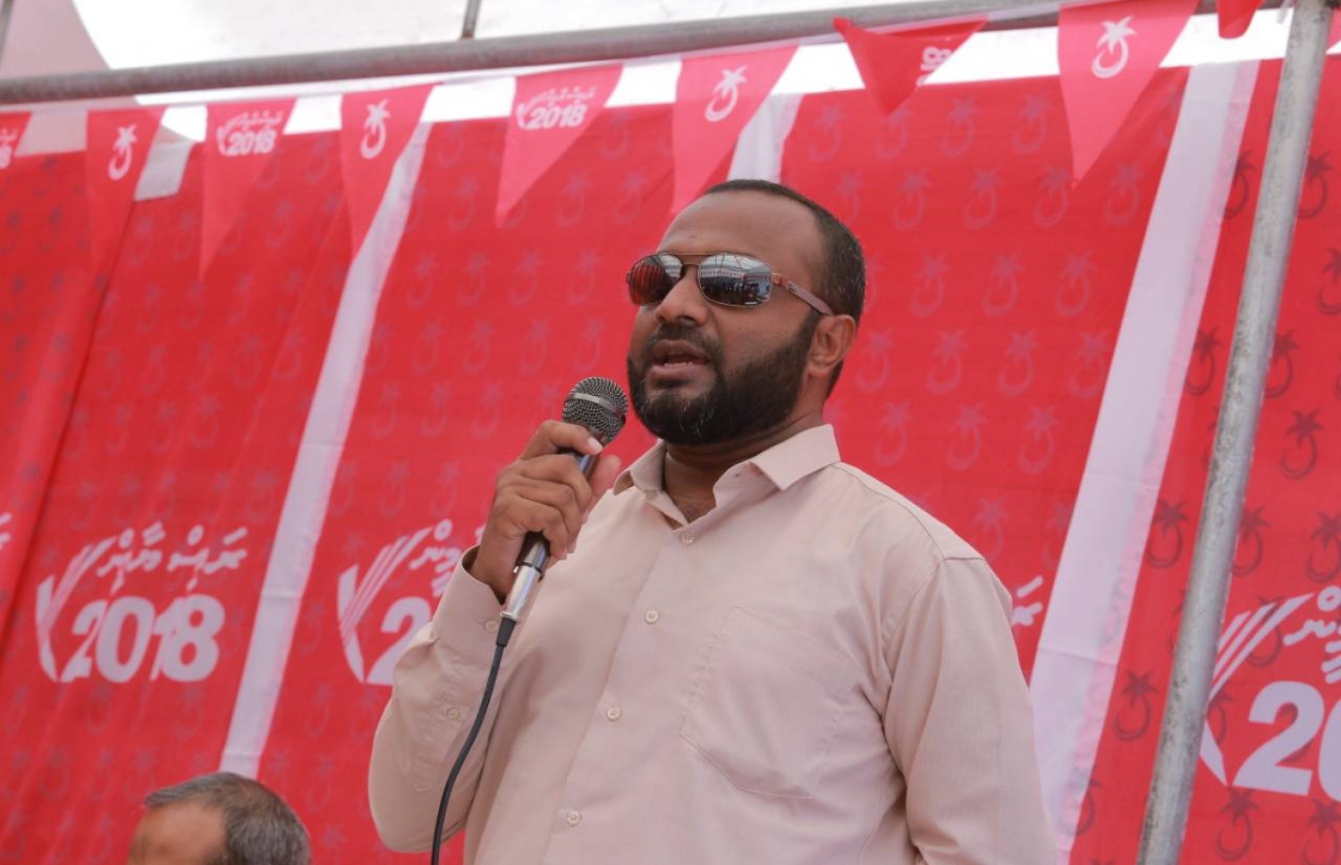 ޝަހީމް، ވައިކަރަދޫގައި ތިބި ޕީޕީއެމްގެ ސަޕޯޓަރުންނާ މިއަދު ވާހަކަ ދައްކަވަނީ.---ފޮޓޯ: ޝަހީމްގެ ފޭސްބުކް ޕޭޖް