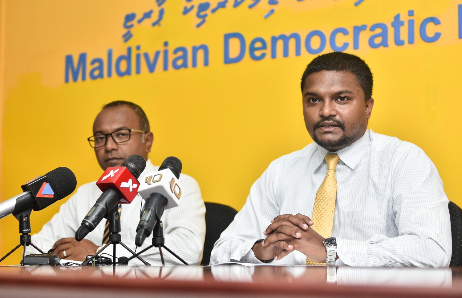 ރާއްޖޭން ބޭރުގައި ގަވައިދާ ހިލާފަށް ތެލުގެ ވިޔަފާރި ކުރަމުންދާ ދިވެހި ކުންފުންޏަކާއި ރައީސް ޔާމީނާ ގުޅުން އޮންނަ ކަމަށް ތުހުމަތުކޮށް، އެ މައުލޫމާތު އާންމު ކުރުމަށް މި މަހުގެ ތިންވަނަ ދުވަހު އެމްޑީޕީން ބޭއްވި ނިއުސް ކޮންފަރެންސްގައި، އެ ޕާޓީގެ ޗެއާޕާސަން ހަސަން ލަތީފް (ވ) އަދި ސެކްރެޓަރީ ޖެނެރަލް އަނަސް އަބްދުއްސައްތާރު ބައިވެރިވެވަޑައިގަންނަވަނީ.---ފޮޓޯ: ހުސައިން ވަހީދު/މިހާރު