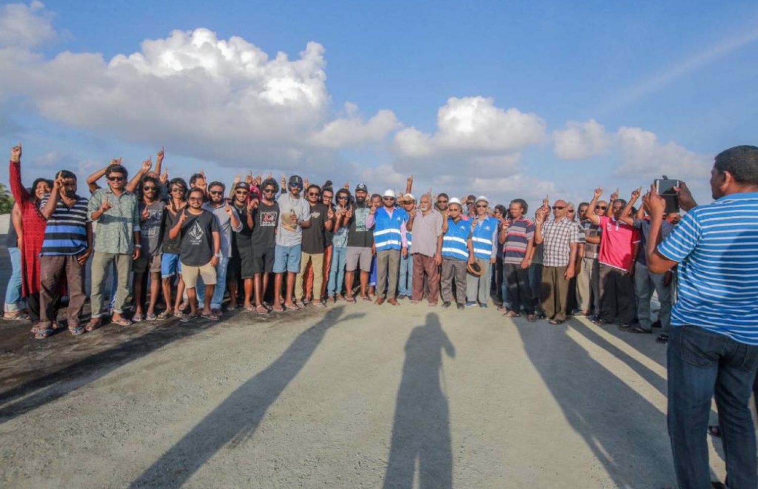 ޝަހީމް ސަޕޯޓަރުންނާއެކު ކުޅުދުއްފުށީ އެއާޕޯޓް ސަރަހައްދުގައި-- ފޮޓޯ: ޕީޕީއެމް