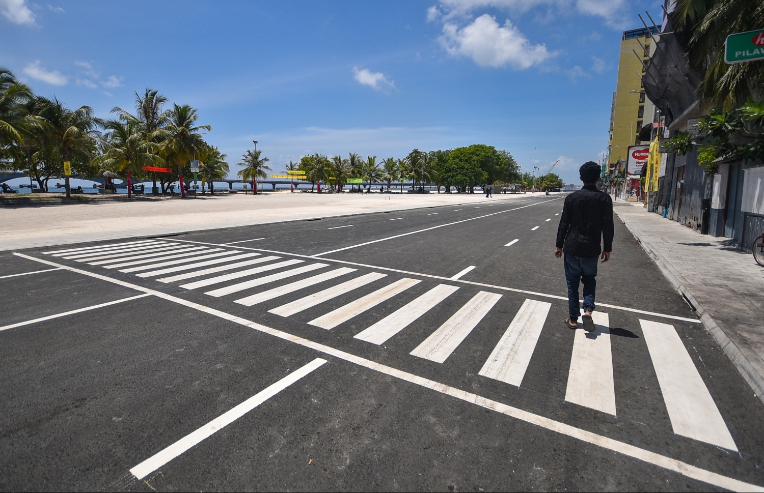 ސިނަމާލެ ބްރިޖަށް ދަތުރުކުރަން ތާރު އަޅައިގެން ހެދި މަގަކުން މީހަކު ހިނގާފައި ދަނީ. .---ފޮޓޯ: ހުސައިން ވަހީދު/މިހާރު