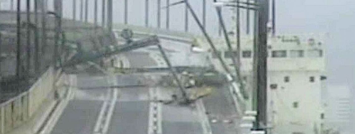 ޖަޕާން- ސެޕްޓެމްބަރު 5، 2018: ޖަޕާނަށް އެރި ބާރުގަދަ ތޫފާނުގައި އޮސާކާ އެއާޕޯޓަށް ދާން އޮންނަ ބްރިޖުގައި ޓޭންކަރަކުން ޖެހި ގެއްލުންތައް ލިބިފައި. --ފޮޓޯ:އޭއެފްޕީ