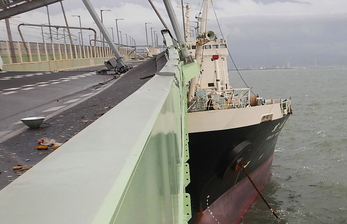 ޖަޕާން- ސެޕްޓެމްބަރު 5، 2018: ޖަޕާނަށް އެރި ބާރުގަދަ ތޫފާނުގައި އޮސާކާ އެއާޕޯޓަށް ދާން އޮންނަ ބްރިޖުގައި ޓޭންކަރަކުން ޖެހި ގެއްލުންތައް ލިބިފައި. --ފޮޓޯ:އޭއެފްޕީ