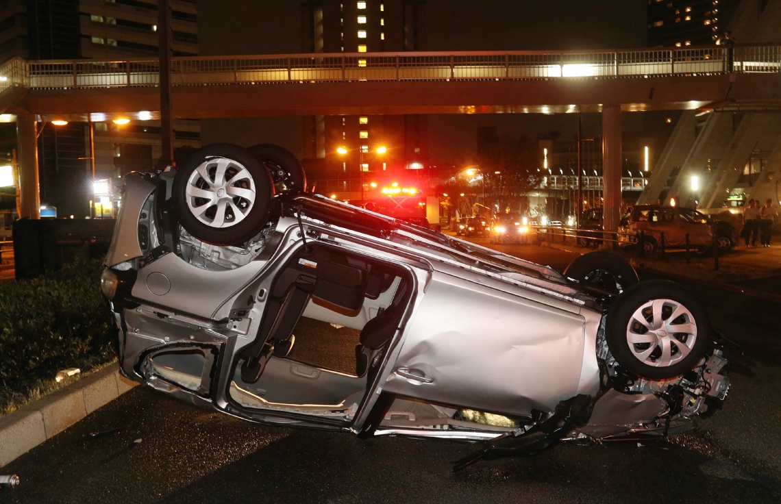 ޖަޕާން- ސެޕްޓެމްބަރު 5، 2018: ޖަޕާނަށް އެރި ބާރުގަދަ ތޫފާނުގެ ގަދަ ވައިގައި އޮސާކާގައި ކާރެއް ފުރޮޅާލައިފައި. --ފޮޓޯ:އޭއެފްޕީ