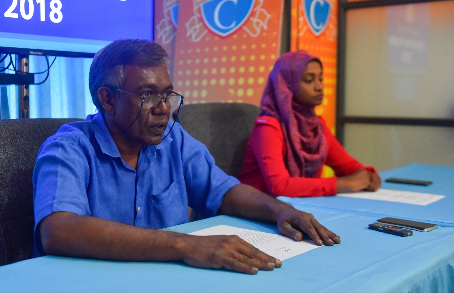 މަންދު ކޮލެޖުގެ ކޯސްތަކާ ގުޅޭ މައުލޫމާތު ދިނުމަށް ކުރިން ބޭއްވި ނޫސްވެރިންގެ ބައްދަލުވުމުގައި އެ ކޮލެޖުގެ ޗެއާމަން އިބްރާ ވާހަކަ ދައްކަވަނީ.--- ފައިލް ފޮޓޯ: މިހާރު