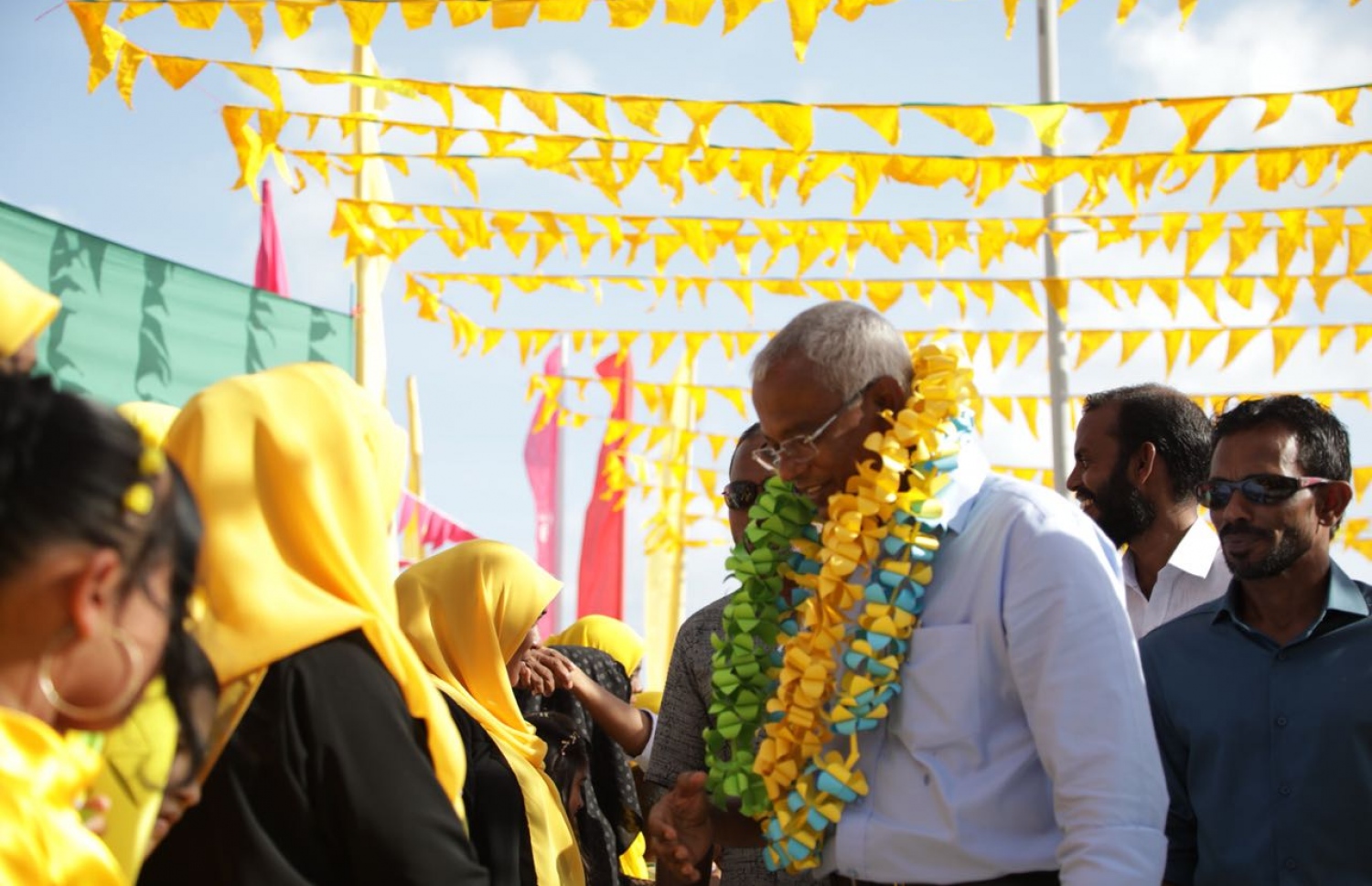 ކެމްޕޭންގައި އިބޫ: ނ. އަތޮޅަށް ވަޑައިގެން އިބޫ ހަގީގަތާ ޚިލާފު ވާހަކަތަކެއް ދައްކަވާފައިވާ ކަމަށް ބުނެ ފުލުހުން އަންނަނީ މައްސަލަ ތަހުގީގު ކުރަމުން.-- ފޮޓޯ: އެމްޑީޕީ