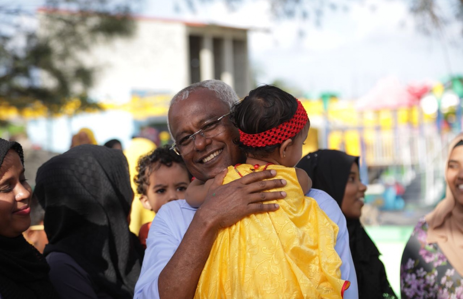 އިދިކޮޅު ކެންޑިޑޭޓް އިބޫ ހއ. އިހަވަންދު އަށް ވަޑައިގަތުމުން މަރުހަބާ ކިޔުމަށް އެއްވެ ތިބި މީހުންގެ ތެރެއިން ކުޑަކުއްޖަކު އުރާލައިގެން.-- ފޮޓޯ: އެމްޑީޕީ