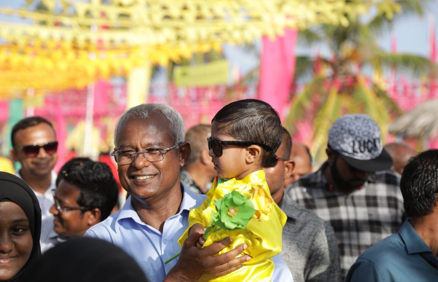 އިބޫ، ކުޑަކުއްޖަކު އުރައިގެން: ކެމްޕޭންގައި އެންމެ ޚާއްސަ ކަމަކީ ކުޑަކުދިންނާ އެކު ހޭދަވި ވަގުތުތައް ކަމަށް އިބޫ ވިދާޅުވި. --ފޮޓޯ/އެމްޑީޕީ