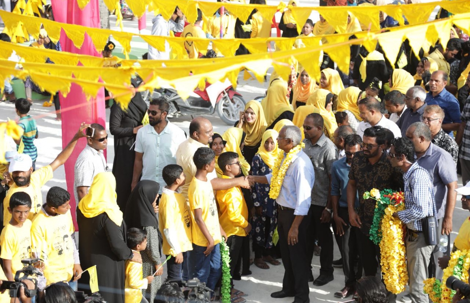 އިބޫ ރަށަކަށް ވަޑައިގެންނެވިއިރު މަރުހަބާ ކިޔަން ނުކުތް މީހުންނާ ސަލާމްކުރައްވަނީ.