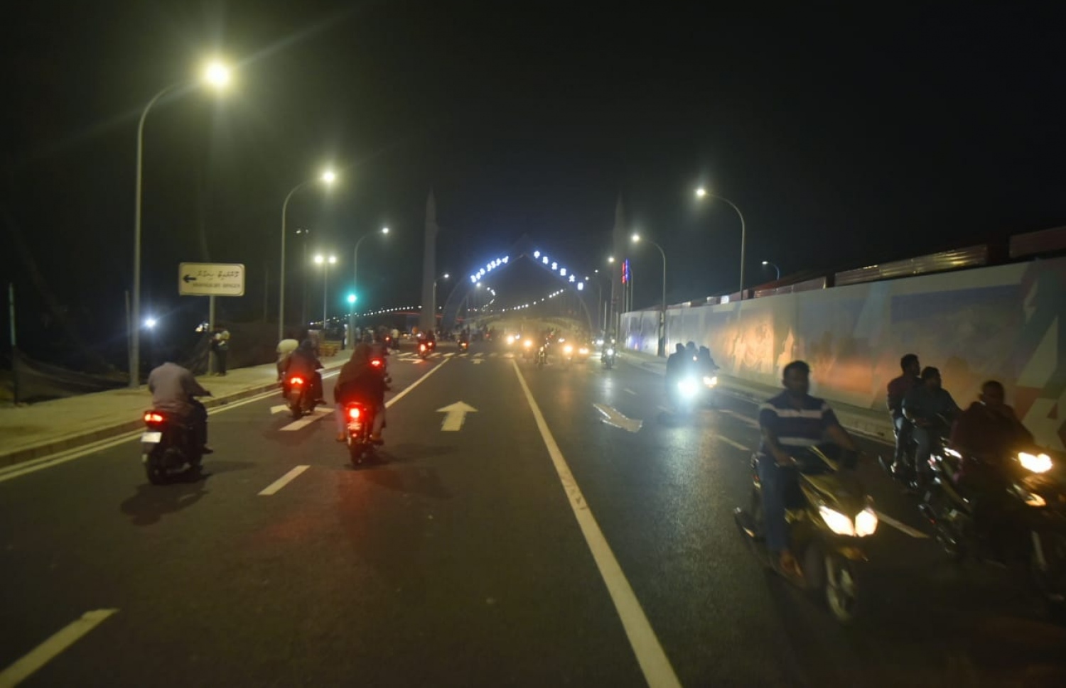 ބޮޑުތަކުރުފާނު މަގުގައި ތާރު އަޅައިގެން ހެދި ބައި މިރޭ އާންމު ދަތުރުތަކަށް ހުޅުވާލާފައި. ފޮޓޯ: އަހްމަދު ނިޝާތު/މިހާރު