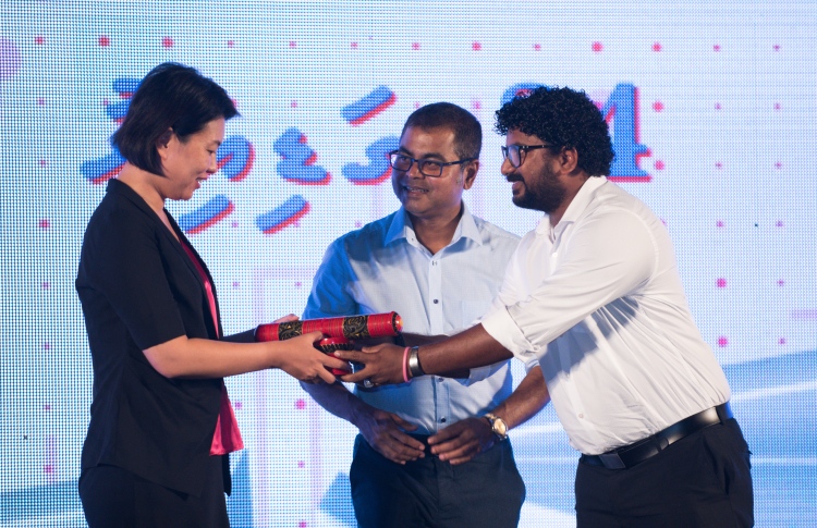 ޗައިނާ އިން ރާއްޖެ އަށް 35 ޖަނަރޭޓަރު ހަދިޔާކޮށްފި