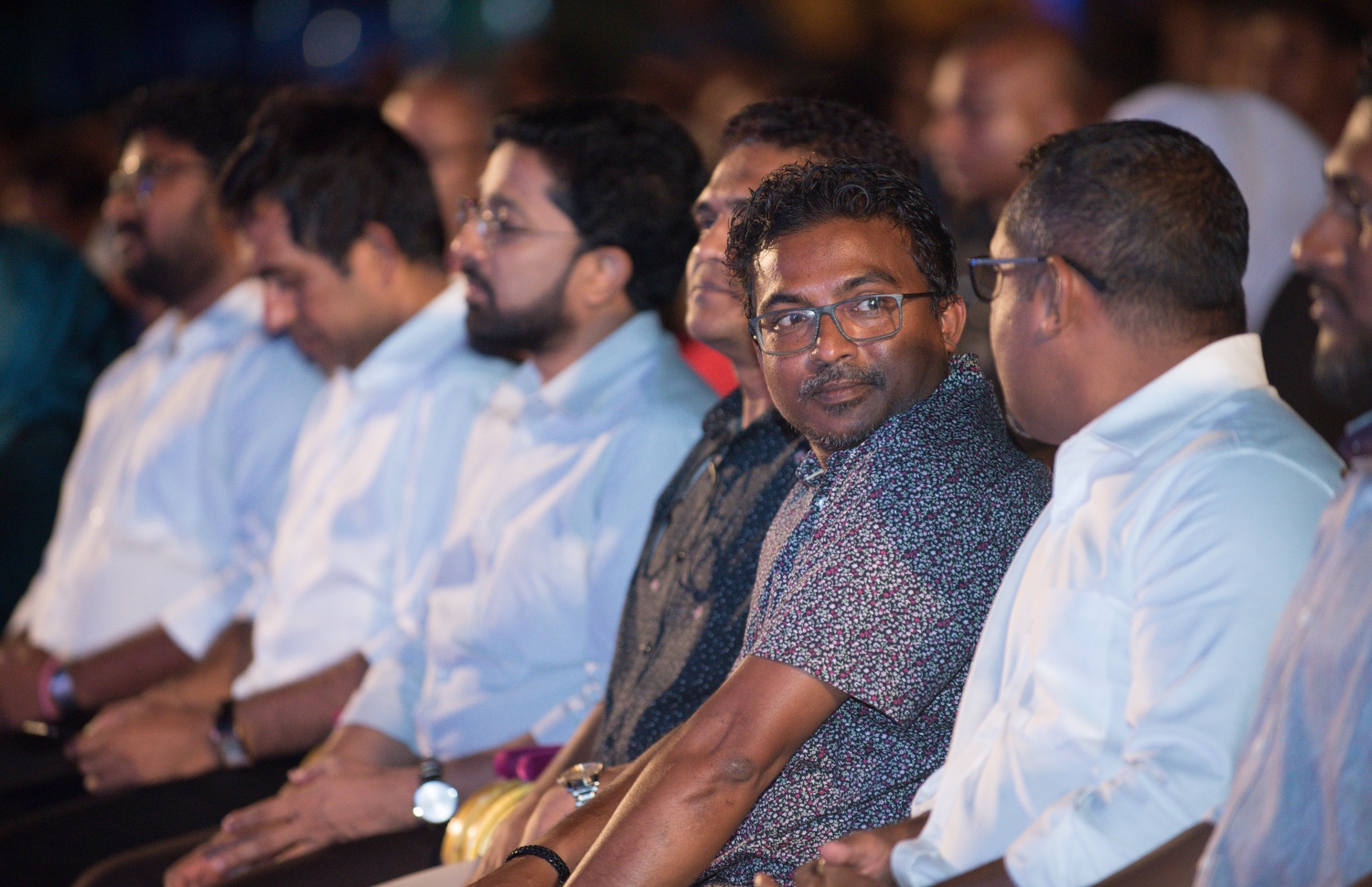 ޗައިނާ ސަރުކާރުން ރާއްޖެ އަށް 35 ޖަނަރޭޓަރު ހަދިޔާކުރުން ފާހަގަކުރުމުގެ ގޮތުން ޖުމްހޫރީ މައިދާނުގައި ރޭ ބޭއްވި ޖަލްސާގައި މާފަންނު ދެކުނު ދާއިރާގެ މެމްބަރު އަބްދުﷲ ރިފާއު ބައިވެރިވެވަޑައިގަންނަވަނީ.---ފޮޓޯ: ހުސައިން ވަހީދު/މިހާރު