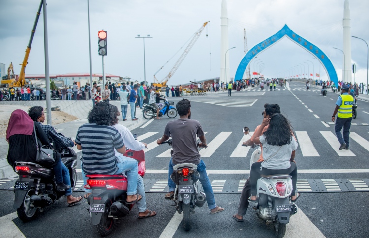 ބްރިޖުގައި ސައިކަލް ދުއްވާއިރު ހެލްމެޓް އަޅަން އެދެފި