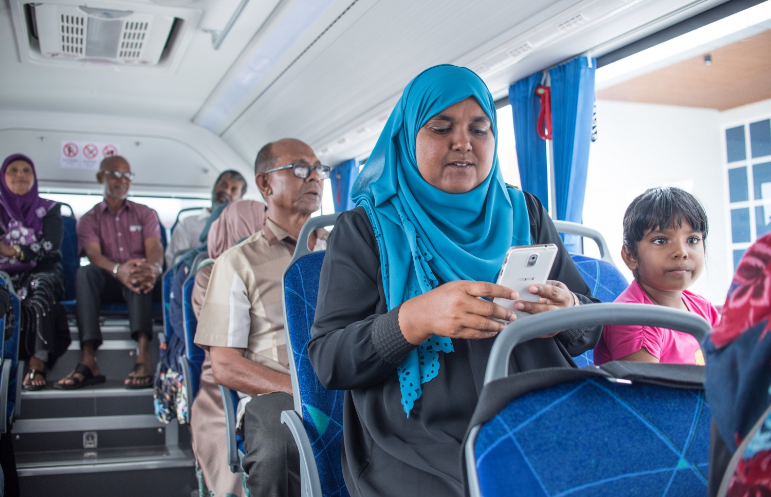 އެމްޕީއެލްގެ ބަހެއްގައި އިއްޔެ ބަޔަކު ދަތުރުކުރަނީ. މާދަމާ އިން ފެށިގެން ބަސް ދަތުރުތައް އޮންނާނީ ހެނދުނު 6:00ން ރޭގަނޑު 11:00 އަށް. ފޮޓޯ: ނިޝާން އަލީ /މިހާރު